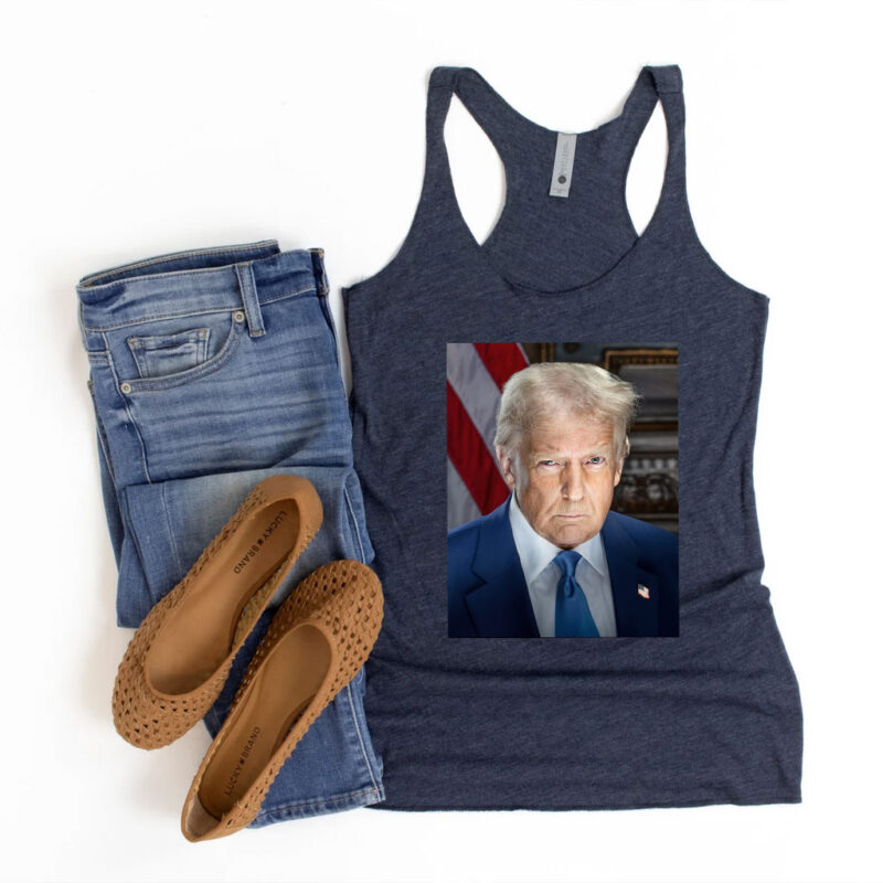 Voici le portrait officiel d’investiture de Donald Trump Shirt 13 Voici le portrait officiel d’investiture de Donald Trump Shirt
